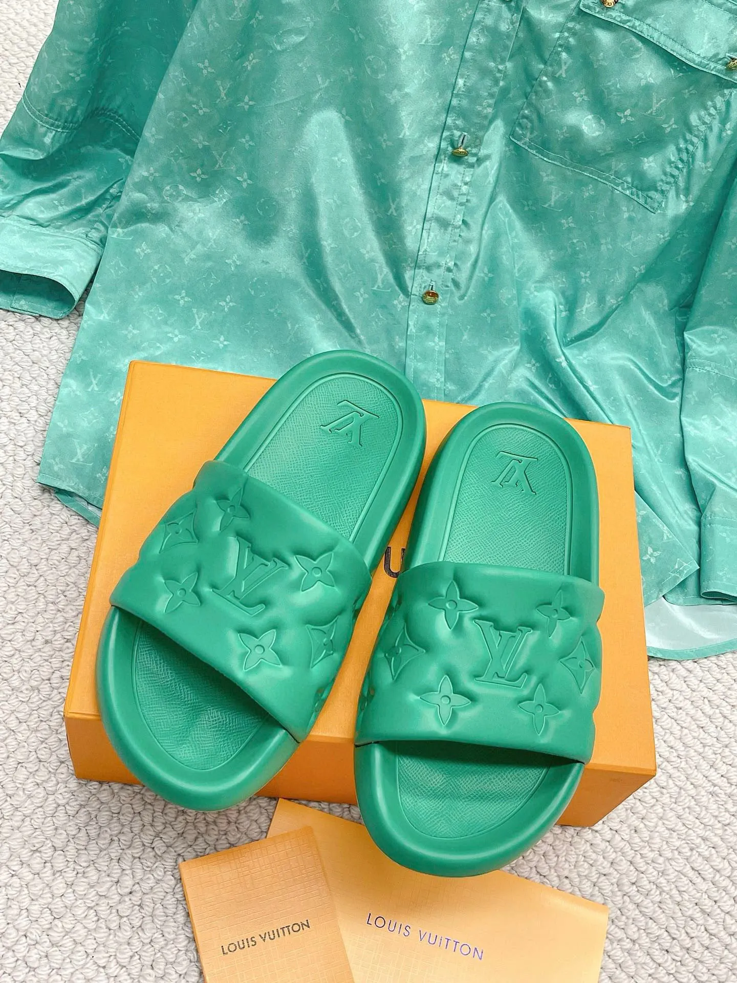 Factory price: 260💰【𝐋𝐕 Slippers】▪️Shoe size: Men's 38-45 ▪️Packaging: Counter top quality~original packaging 𝟐𝟎𝟐3 Louis Vuitton counter's new embossed slippers, L's monogram embossed slippers, Waterfront sandals are back, the upper buckle is embossed with LV's iconic Monogram pattern. Made of waterproof rubber with a comfortable and resilient insole. The lightweight, flexible outsole is embossed with the Louis Vuitton logo. ▪️Fabric: Original molded rubber foam surface ▪️Technology: embossed logo ▪️Sole: Original molded rubber foam outsole ▪️Sole thickness: 3CM.